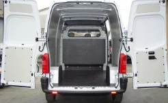 Rivestimento interno con pianale e pannellatura per NV250