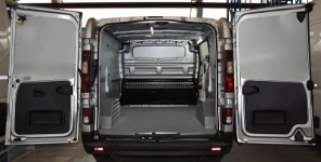 Rivestimento interno con pianale e pannellatura per NV250