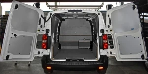Rivestimento interno in legno e lamiera e portatutto per Vivaro