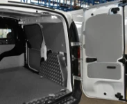Rivestimento lato sinistro del Dokker con copriruota in alluminio mandorlato