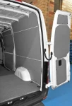 Rivestimento lato sinistro del Sprinter con copriruota in alluminio mandorlato