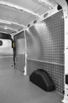 Rivestimento parete in alluminio e pianale in legno per Transit