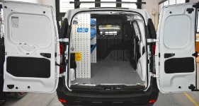 Scaffalatura lato sinistro con pannello forato e cassette nel Dacia Dokker