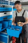 scaffalature furgoni con contenitori in plastica