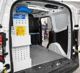 Lato destro Courier allestito con scaffali, tasche, sella portacavi e pianale