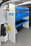 Scaffale con cassette in plastica, ripiano e pannello portattrezzi sul Dokker