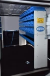 Scaffale con contenitore in plastica nel NV300 Nissan