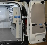 Scaffale con minuteria in contenitori trasparenti e cassetto nel Dokker