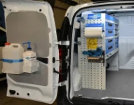 Scaffale con portamorsa, portarotolo e cassettiera sul lato sinistro del Dokker