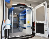Scaffale con vani con antine e ripiani con divisori su Transit