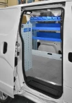 Scaffali NV200 visti dalla porta laterale.