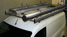 Sfruttare il tetto del Ford Connect per tubi e scale.