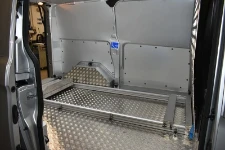 Slitta Syncro System per trasporto cofani funebri su furgone