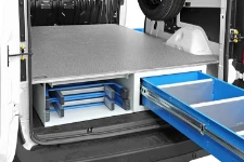 Spazio sottopianale con ripiano e cassetto estraibile