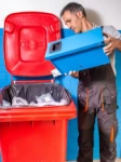 Svuotare la pattumiera per furgoni