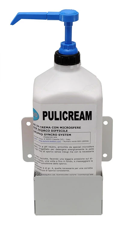 La crema lavamani Syncro è venduta in una confezione da tre litri con dosatore Grazie al supporto metallico, la tanica della crema lavamani può essere fissata alla parete del furgone