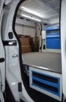 Modulo destro dell'allestimento Syncro Ultra nel NV250, con pannello portautensili e cassettiera