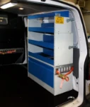 Veicolo commerciale con ripiani di scaffalatura