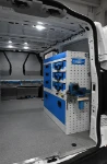 Allestimento lato destro Custom con cassetti, ripiani, valige e portamorsa