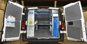 Vito allestito con scaffalature su due lati e cassettiera centrale